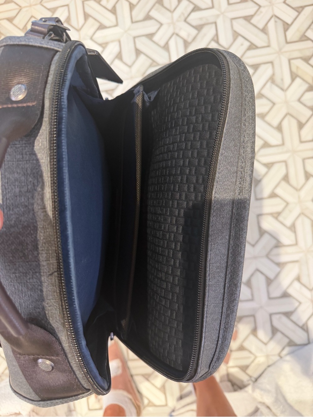 Tumi Alpha 3 Slim Solutions Laptop Brief Pack. Pristine! - Picture 6 of 11